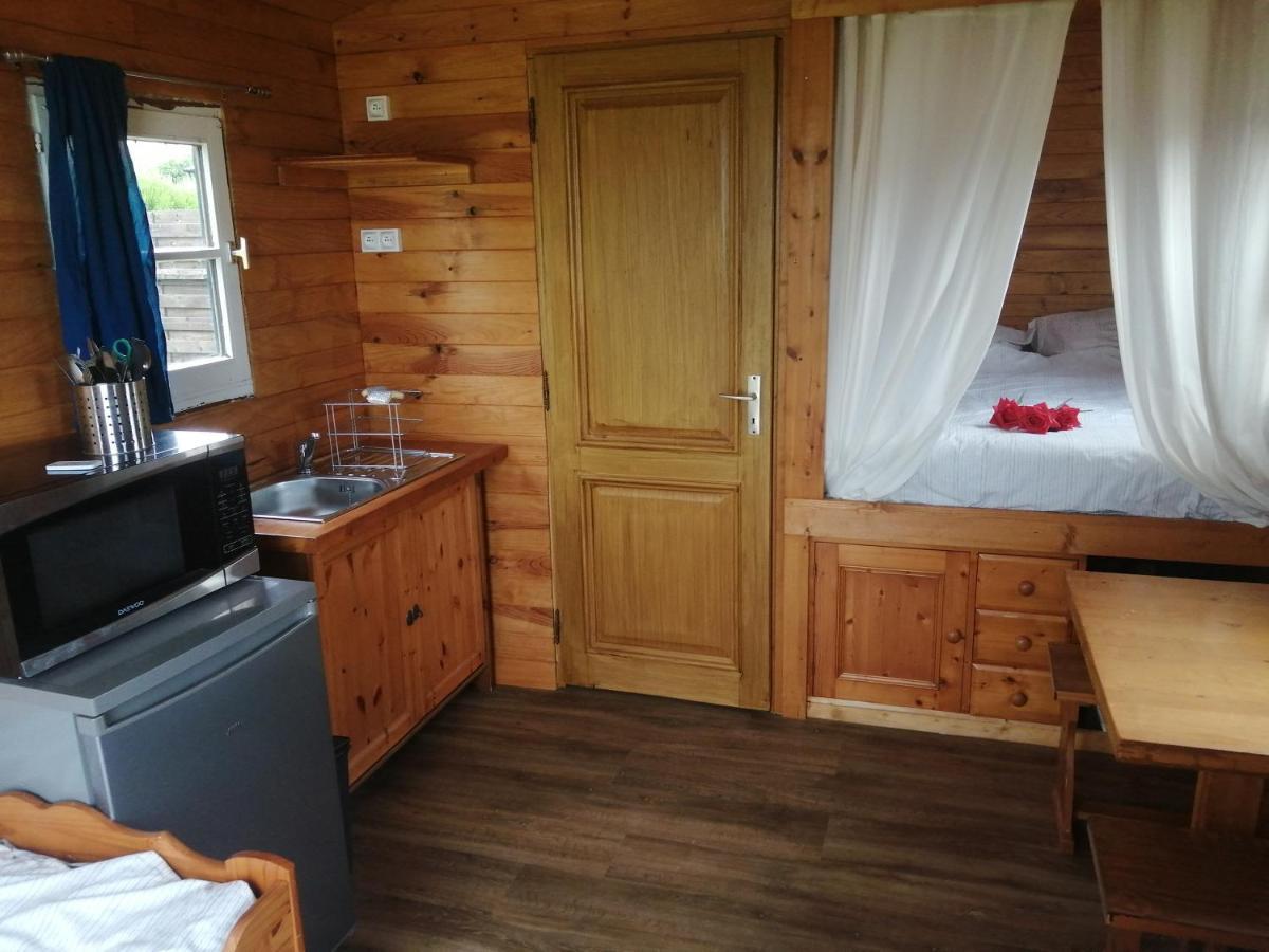 Roulotte Et Jacuzzi De Rachel Au Domaine Du Reuze Villa Winnezeele Exteriör bild