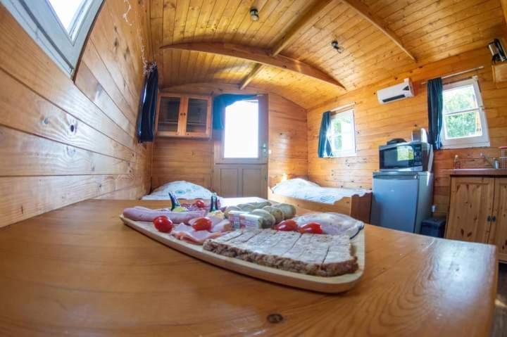 Roulotte Et Jacuzzi De Rachel Au Domaine Du Reuze Villa Winnezeele Exteriör bild
